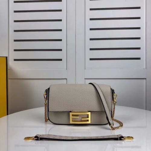 Torebka skórzana Fendi BAGUETTE F2467 beżowa