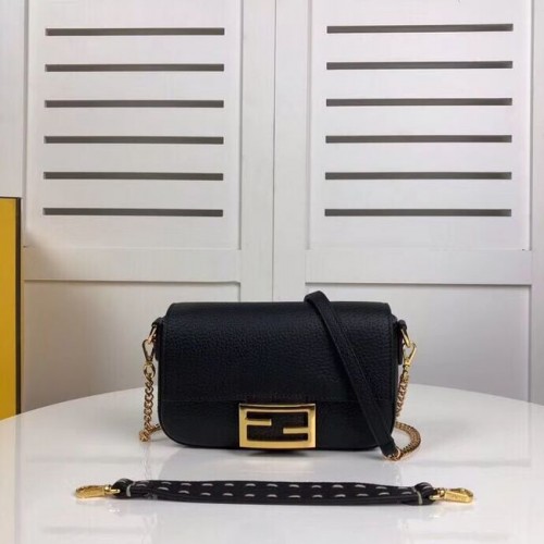 Torebka skórzana Fendi BAGUETTE F2467 czarna