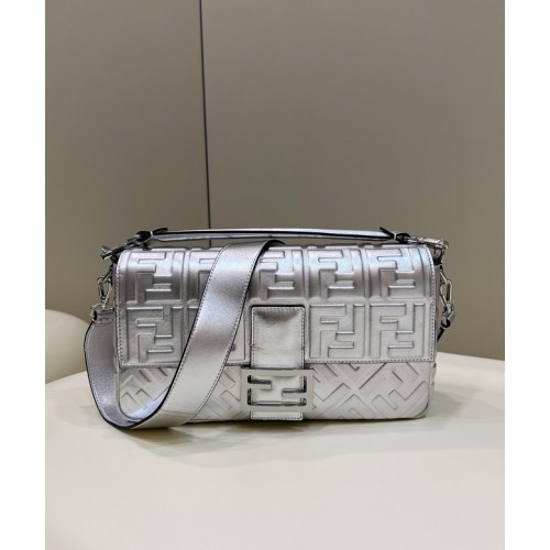 Duża skórzana torba Fendi Baguette 8BR771A srebrna