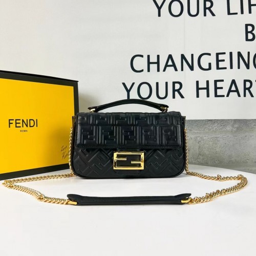 Torebka Fendi Baguette ze skóry nappa F0881 Czarna