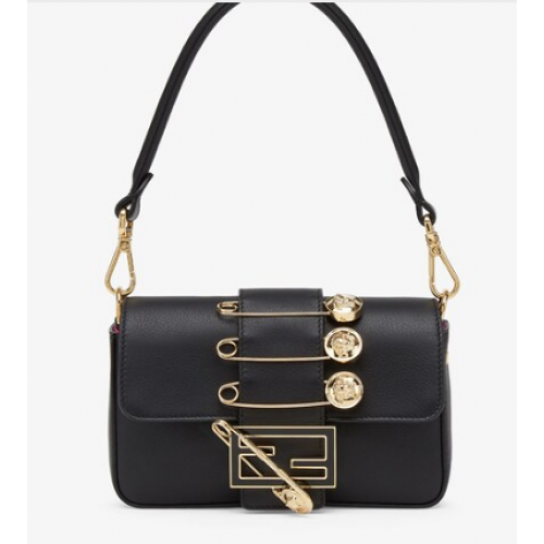 Broszka Fendi mini bagietka Fendace skórzana torebka 8BS066A czarna