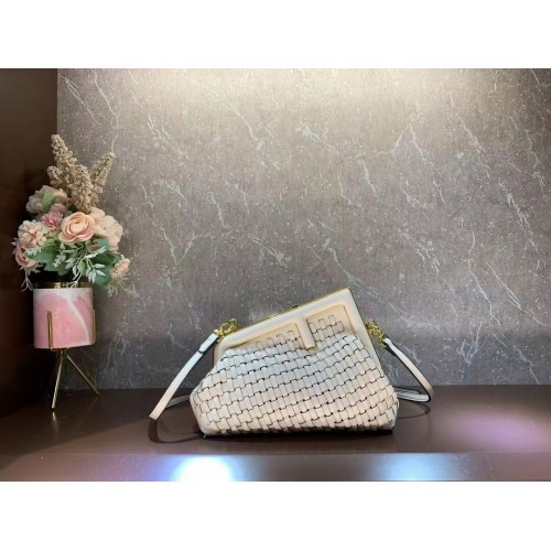 Torebka skórzana Fendi First Small z przeplotem 8BP129A kremowa