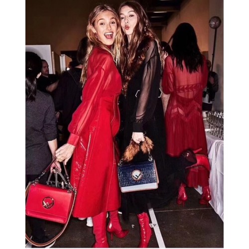 Torebka ze skóry cielęcej Fendi KAN I FD2670 w kolorze czerwonym