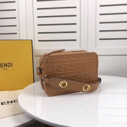Fendi MINI CAMERA CASE skórzana torba 8BS019A morelowa