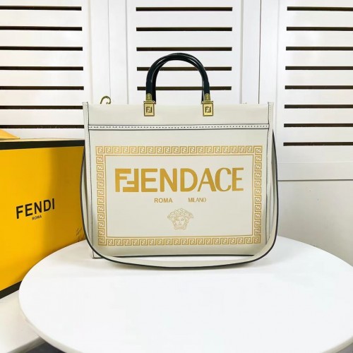 Fendi Sunshine Medium Fendace Torba na zakupy z nadrukiem ze skóry z logo 8BH386A biała