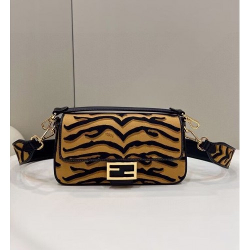 Torba na ramię FENDI MIDI BAGUETTE z materiału 8BM023 brązowa