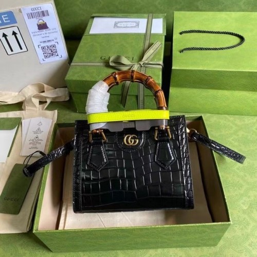 Mini torebka Gucci Diana ze skóry krokodyla 655661 czarna