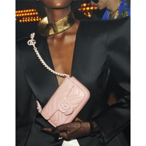 Torebka Gucci GG Marmont super mini różowa 476433 z różowym łańcuszkiem