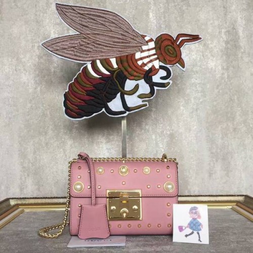 Torba na ramię Gucci z ćwiekami ze skóry z kłódką 432182A w kolorze różowym