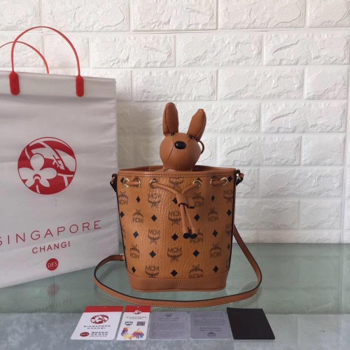 Torba na ramię ze ściągaczem MCM Visetos MC8802