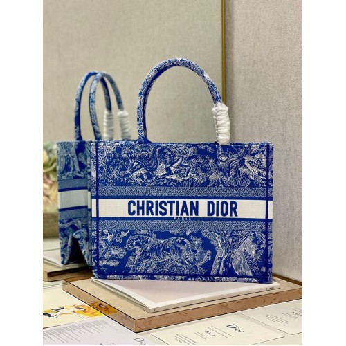 ŚREDNIA DIOR BOOK TOTE Fluorescencyjny niebieski Toile de Jouy z odwróconym haftem M1296ZROC