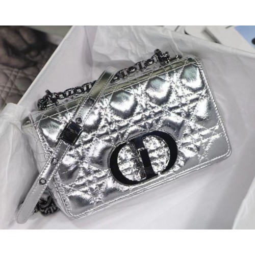 MAŁA TOREBKA DIOR CARO Srebrna, marszczona, metaliczna skóra cielęca Dior Spatial M9241B