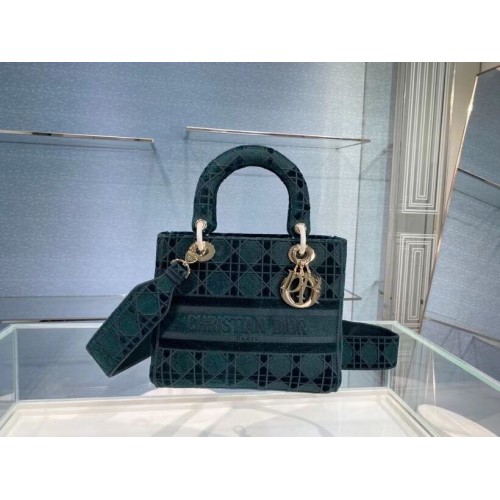 TOREBKA D-LITE DLA KOBIET ŚREDNIA, welur haftowany Cannage M0565OW, zielona