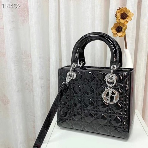 ŚREDNIA TOREBKA LADY DIOR Czarna lakierowana skóra cielęca Cannage M0565OW-2