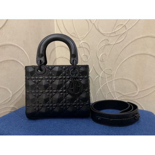 ŚREDNIA TOREBKA LADY DIOR Cannage Calfskin C2813 czarna