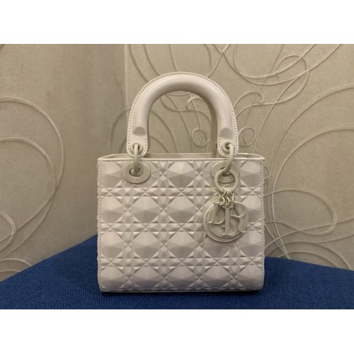 TOREBKA ŚREDNIA LADY DIOR Cannage Calfskin C2813 biała