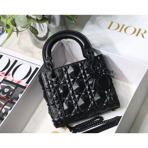 ŚREDNIA TOREBKA LADY DIOR Cannage Calfskin M0566OE czarna