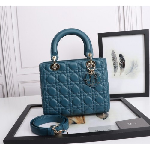 ŚREDNIA TOREBKA LADY DIOR Cannage Lambskin M0565E niebieska
