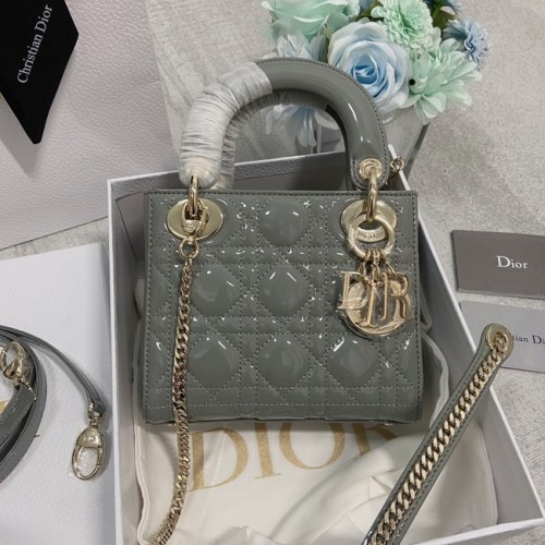 MINI TOREBKA LADY DIOR Lakierowana skóra cielęca Cannage M0566OW szaro-złota