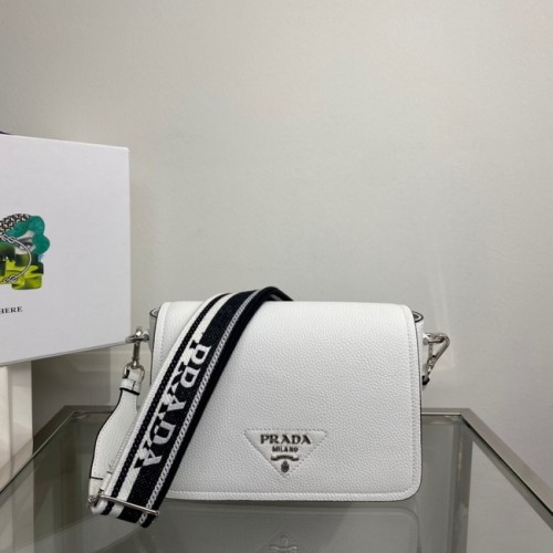 Torebka skórzana Prada z paskiem na ramię 1BD314 biała