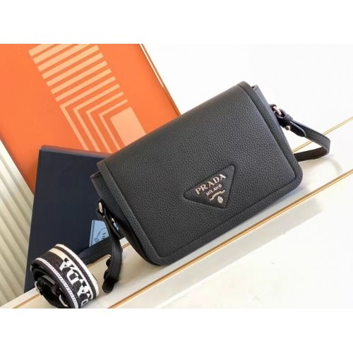 Torebka skórzana Prada z paskiem na ramię 1DB443 czarna