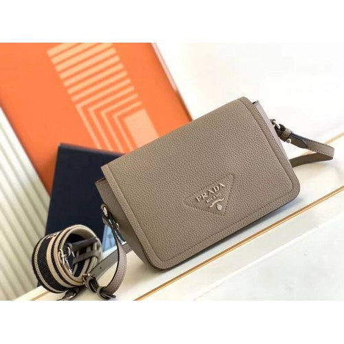 Torebka skórzana Prada z paskiem na ramię 1DB443 szara