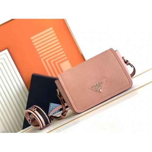 Torebka skórzana Prada z paskiem na ramię 1DB443 różowa