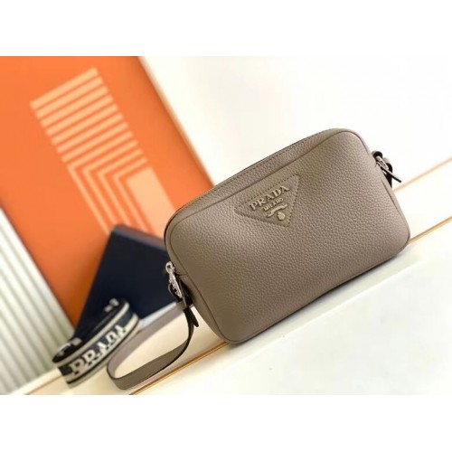 Torebka skórzana Prada z paskiem na ramię 1DB820 szara