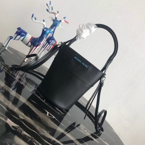 Torebka na ramię Prada Margit ze skóry 1BE015 Czarna