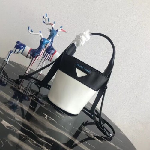 Torebka na ramię Prada Margit ze skóry 1BE015 Czarno-biała