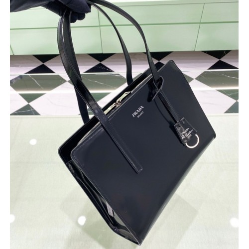 Mała torebka na ramię Prada Re-Edition 1995 ze szczotkowanej skóry 1BA357, czarna