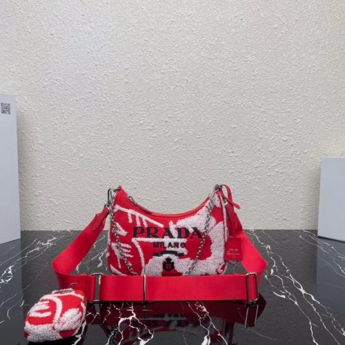 Prada Re-Edition 2006 haftowana torba na ramię z drelichu 1BH204 czerwona