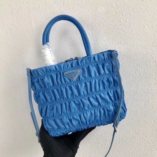 Torba typu tote Prada Re-Edition nylon 1BG321 jasnoniebieska