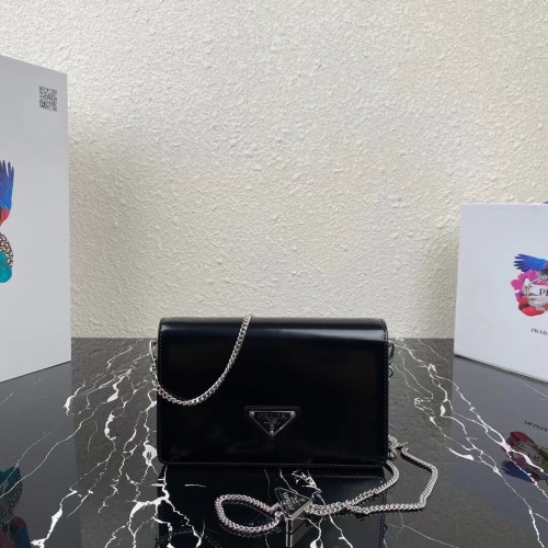 Prada Mała torebka na ramię ze skóry szczotkowanej 1BH307 czarna