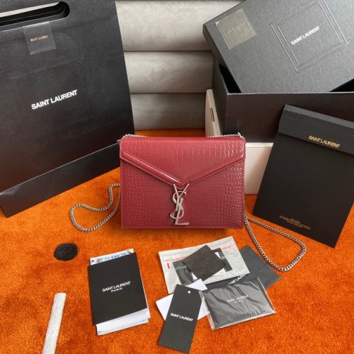 SAINT LAURENT CASSANDRA ŚREDNIA TOREBKA NA ŁAŃCUSZKU Z TŁOCZONEGO WZOREKU KROKODYLA Z BŁYSZCZĄCĄ SKÓRĄ 532750 Burgund