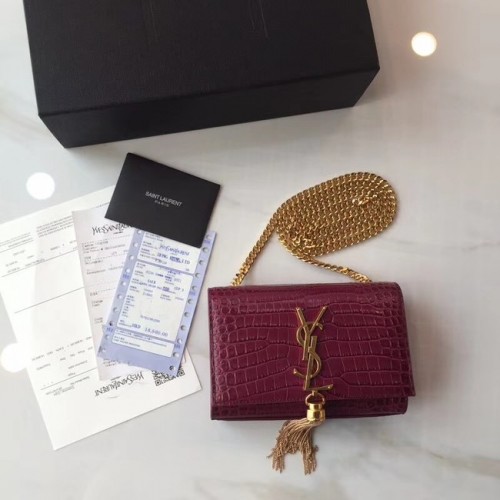 Torebka na ramię SAINT LAURENT Monogram Kate, mała, skórzana, z wytłoczonym wzorem krokodyla, kolor fuksji, 354120