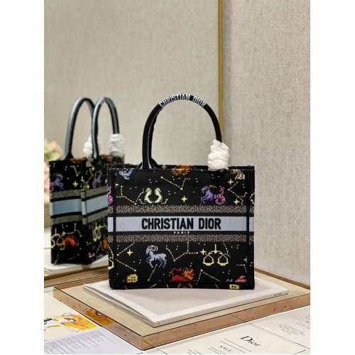 MAŁA TORBA DIOR BOOK TOTE Czarna, wielokolorowa, haftowana pikselowa zodiaka Dior M1265ZRTY