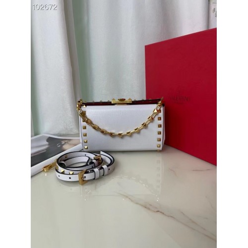 VALENTINO GARAVANI Torba na ramię Rockstud Alcove Grain z cielęcej skóry V0189 biała
