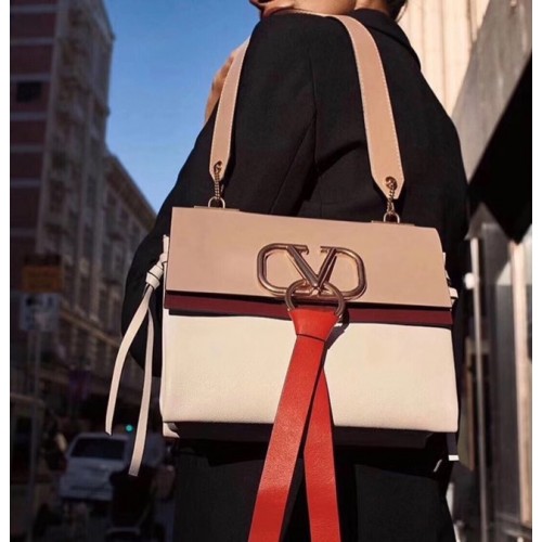 Valentino Garavani VRING Mała skórzana torba na ramię 00844 Apricot&white