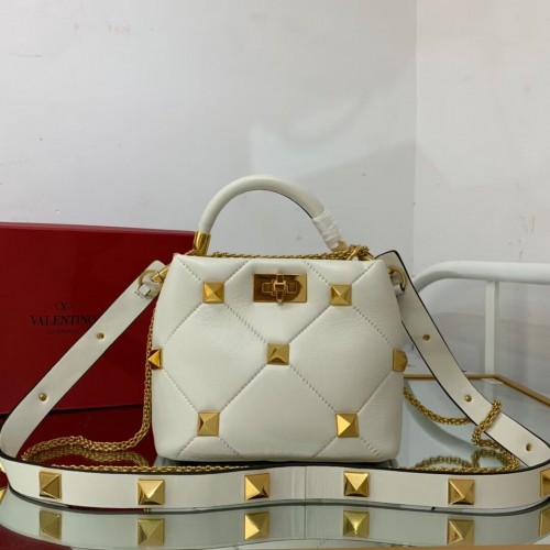 Valentino medium Garavani Roman Stud V1198 biały