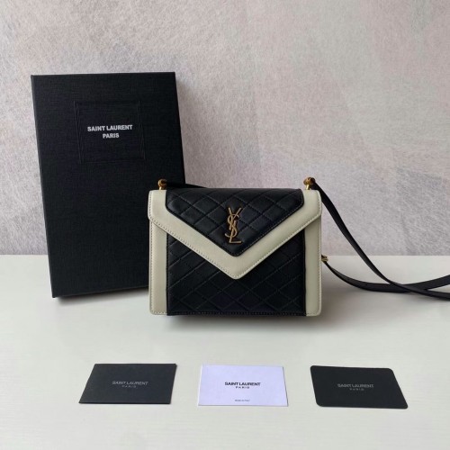 Yves Saint Laurent GABY MINI TOREBKA Z PIKOWANEJ SKÓRY JAGNIĘCEJ 6855741 czarno-biała