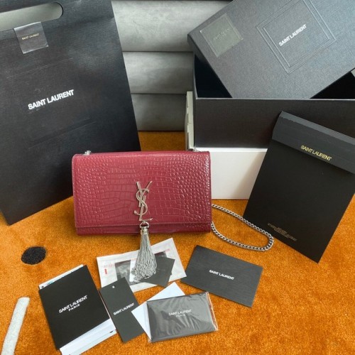 Yves Saint Laurent KATE PORTFEL ŁAŃCUCHOWY Z FRĘDZLAMI Z BŁYSZCZĄCEJ SKÓRY Z TŁOCZENIEM W KROKODYLA 452159 Burgundowy