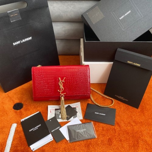 Yves Saint Laurent KATE PORTFEL ŁAŃCUCHOWY Z FRĘDZLAMI Z BŁYSZCZĄCEJ SKÓRY Z TŁOCZENIEM W KROKODYLA 452159 czerwony