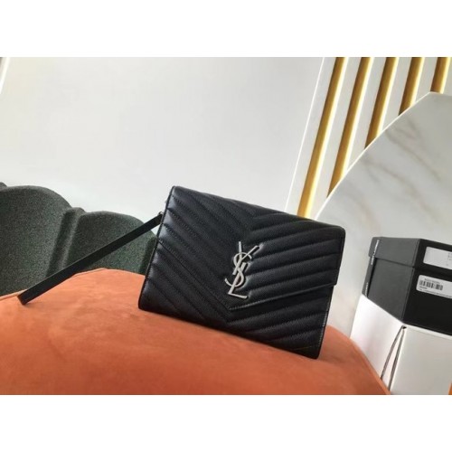 Kopertówka Yves Saint Laurent MONOGRAM z pikowanej skóry tłoczonej w kolorze grain de poudre B617662 w kolorze czarnym