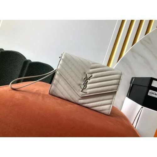 Kopertówka Yves Saint Laurent z monogramem ze skóry pikowanej z tłoczeniem Grain De Poudre B617662 biała