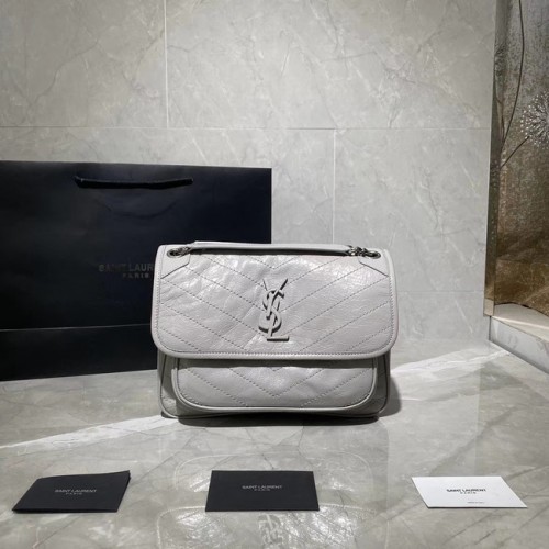 Yves Saint Laurent Średnia torebka Niki na łańcuszku 498894 SZARA PERŁOWA