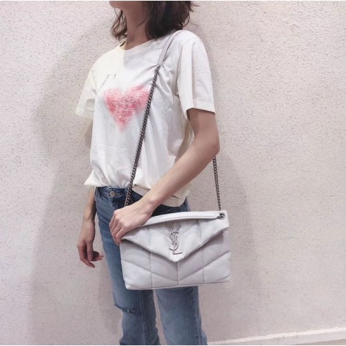 Yves Saint Laurent LOULOU MAŁA TOREBKA PIKOWANA Z MATOWEJ SKÓRY MARSZCZONEJ Y577476 Biały